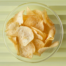 Lade das Bild in den Galerie-Viewer, BIO Kartoffelchips Sour Cream Style (vegan)
